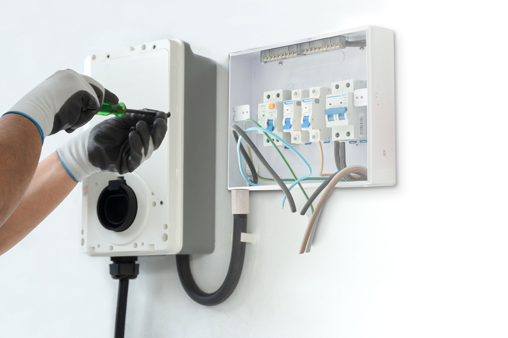 Installing electrical system for the house.
